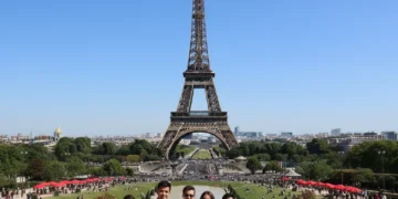 Tourists enjoying a popular landmark during peak season, showcasing vibrant travel experiences.